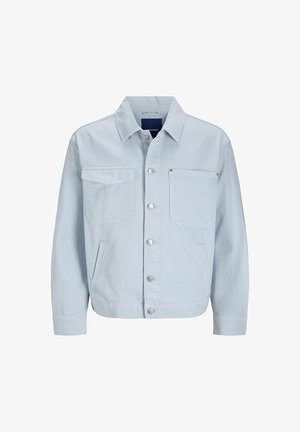 Jachetă din denim de culoare albastră deschisă, cu guler, închidere cu butoni în față, două buzunare pe piept, buzunare laterale și mâneci ușor gerețite.