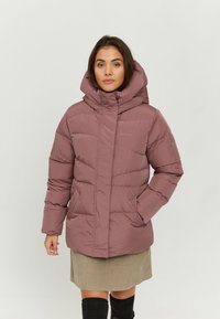 Puffer jacket in mauve with a high collar, detachable hood, quilted design, and front pockets. Worn over a beige skirt and knee-high socks.