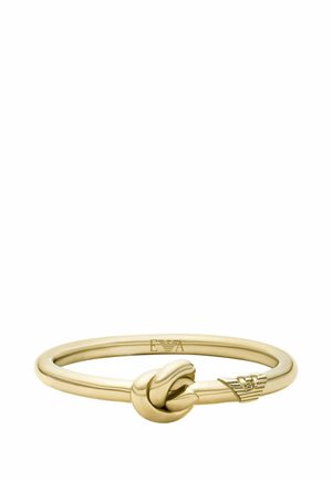 Armband aus goldfarbenem Metall mit zentralem Knotendesign und graviertem Emblem an einem Ende, vor weißem Hintergrund.