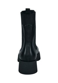 Schwarze Knöchelstiefel mit glattem Lederobermaterial, elastischen Seitenpanels, einer strukturierten Gummisohle und einer Zuglasche an der Rückseite für ein einfaches An- und Ausziehen.