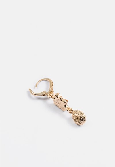 Χρυσές σκουλαρίκια με υφή, που διαθέτουν σχέδιο πτώσης, αποτελούμενο από μια στρογγυλή χάντρα και ένα διακοσμητικό στοιχείο από πάνω, με κλείσιμο βρόχου.