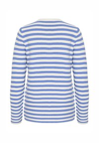 Haut à manches longues rayé bleu et blanc. Texture côtelée, décolleté rond, avec des rayures horizontales uniformément espacées sur le tissu.