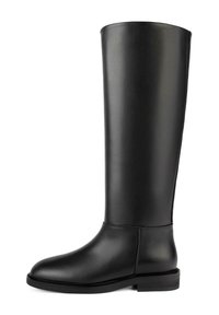 Stivale alto in pelle nera con una texture liscia, punta rotonda e tacco basso a blocco. Presenta cuciture minime e nessun embellimento.