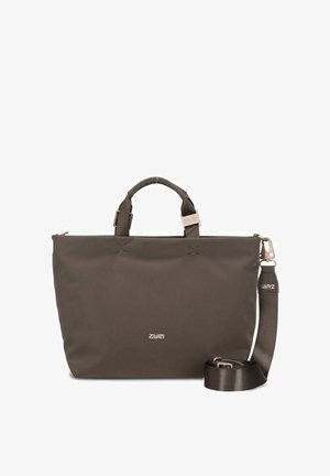 Braune Tragetasche mit glatter Textur, zwei Griffen und einem abnehmbaren, verstellbaren Schultergurt. Verfügt über ein Metall-Logo-Emblem und ein minimalistisches Design.