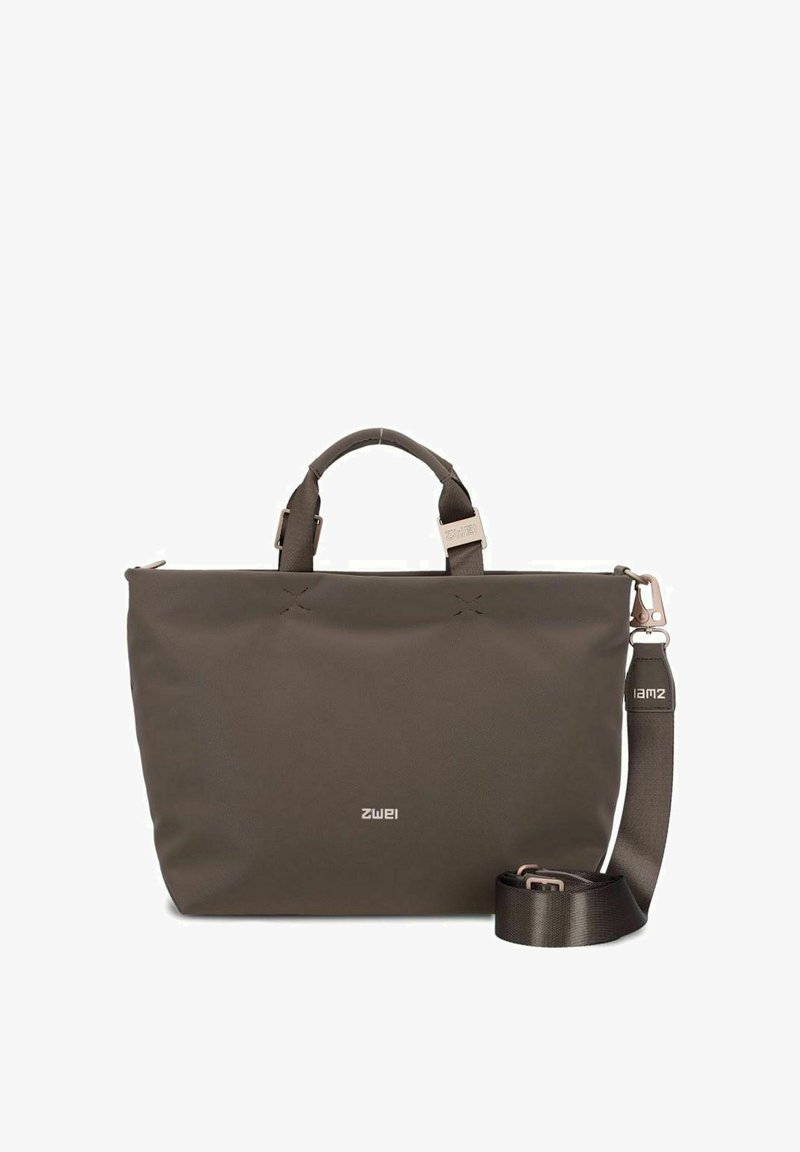 Sac cabas marron à texture lisse avec double poignée et bandoulière amovible réglable. Présente un accent logo en métal et un design minimaliste.