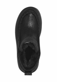Svart ankelboot med en texturerad ovandel, fuskpälsfoder och en dragflik. Designen inkluderar kontrasterande sömmar runt kanten.