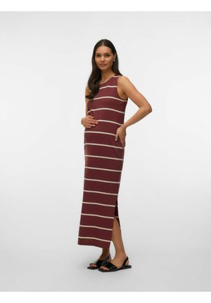 Rase tulev naine varrukateta burgundia maksikleidis, beežide horisontaalsete triipudega, seisab ühe käega kõhul ja teise puusal, jalas mustad sandaalid.