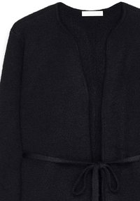 Cardigan nero in tessuto a trama con scollatura rotonda e apertura frontale. Presenta una cintura da annodare in vita per una vestibilità regolabile.