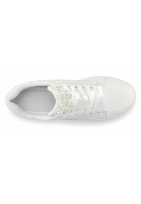 Witte sneaker met een gladde leren textuur, satijnen veters en decoratieve parelaccenten aan de bovenkant. Laag profiel ontwerp met een ronde neus.