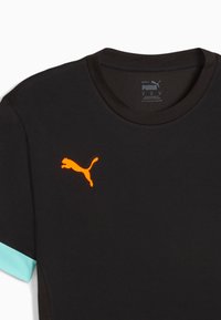 Juoda sportinė marškinėliai iš lengvos medžiagos, su kontrastingu šviesiai mėlynu apvadu ant rankovių ir oranžine Puma logotipu ant krūtinės.