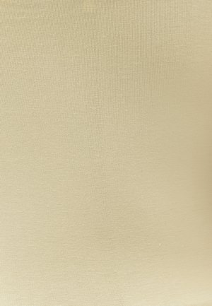 Close-up af beige ribstrikket stof, der viser fine lodrette linjer og blød tekstur.