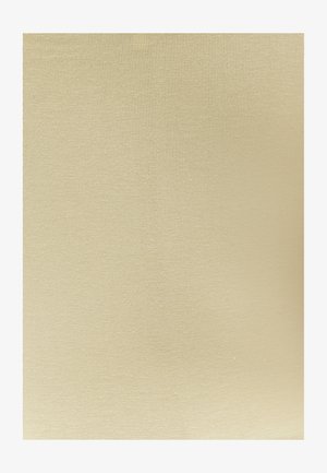 Close-up af beige ribstrikket stof, der viser fine lodrette linjer og blød tekstur.