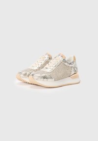 Sneakers argentati con paillettes e superficie testurizzata, lacci crema, suola intermedia beige e suola in gomma. Presentano un'etichetta con logo multicolore sulla linguetta.
