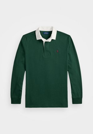 Polo à manches longues vert foncé avec un col blanc, comportant un petit logo rouge sur la poitrine gauche et un col à bouton. Matière en coton.