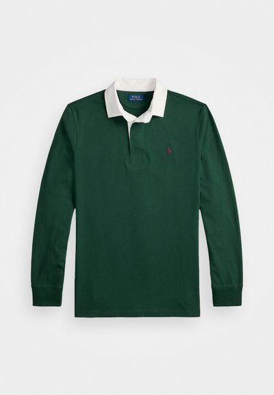 Donkergroene longsleeve polo met witte kraag, voorzien van een klein rood logo op de linkerkant van de borst en een knoopsluiting bij de hals. Gemaakt van katoen.