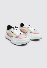 Zapatillas en tonos rosa, crema y blanco fabricadas con materiales sintéticos, con un collar acolchado, suela gruesa blanca y suela exterior de goma texturizada.