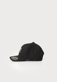 Casquette de baseball noire avec une couronne arrondie, une visière plate et un patch logo à l'avant. Fabriquée en tissu avec une texture lisse.