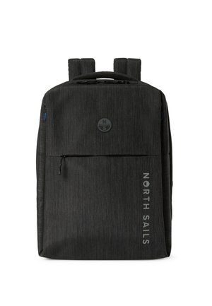 Zaino rettangolare nero con spallacci imbottiti, tasca frontale con cerniera e scritta "NORTH SAILS" stampata verticalmente sulla parte anteriore.