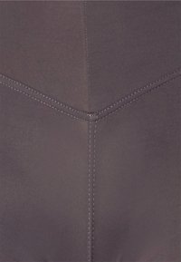 Nebbia HIGH WAISTED GYM SHORTS - Leggingek - marron