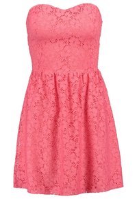 Robe bustier en dentelle rose corail avec motif floral, corsage ajusté et jupe évasée.