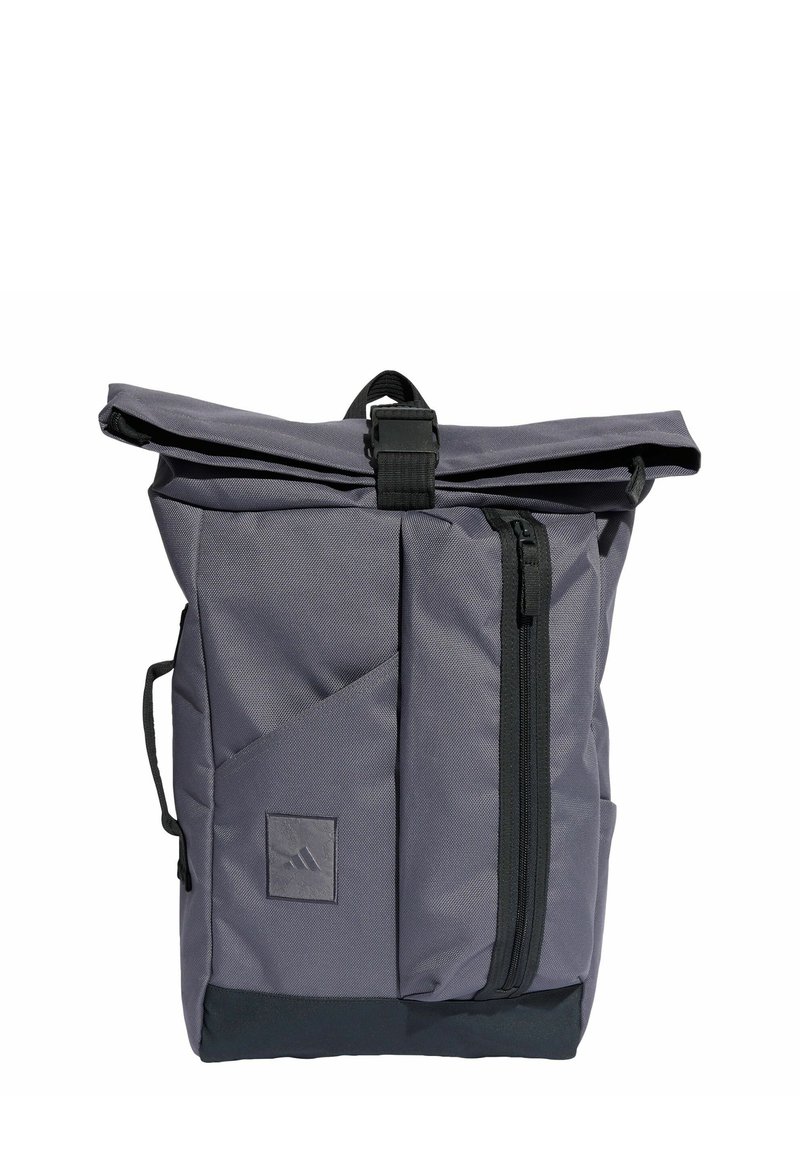 Šedý rolovací batoh s texturovaným povrchem, přední kapsou na zip, boční kapsou a kontrastním tmavým dnem. Obsahuje nastavitelné popruhy a kovové detaily.