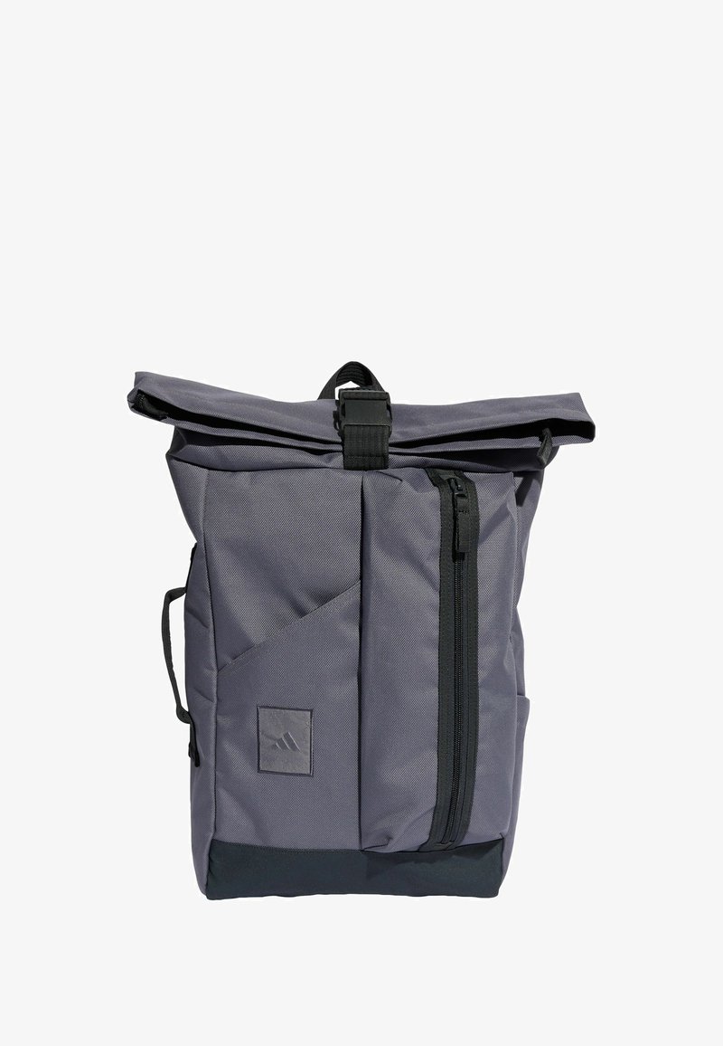 Šedý rolovací batoh s texturovaným povrchem, přední kapsou na zip, boční kapsou a kontrastním tmavým dnem. Obsahuje nastavitelné popruhy a kovové detaily.