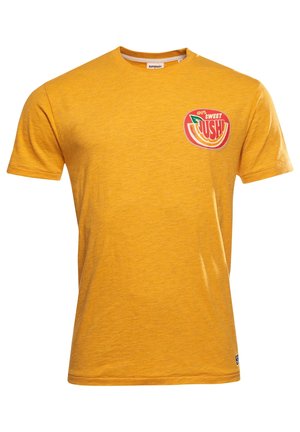 Senfgelbes T-Shirt mit kurzen Ärmeln, rundem Ausschnitt und kleinem Grafikmotiv auf der linken Brust mit der Aufschrift "100% Sweet Lush" und einer Fruchtillustration.