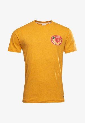 Mosterdgele korte mouw t-shirt met ronde hals en een kleine afbeelding op de linkerborst met de tekst "100% Sweet Lush" en een fruitillustratie.