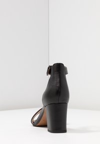 Clarks Sandaalit nilkkaremmillä - black