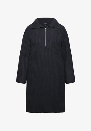 Czarna, prążkowana sukienka dzianinowa z zamkiem przy kołnierzyku, rękawami 3/4 i luźnym krojem. Posiada głęboki dekolt w kształcie litery V oraz teksturowany materiał.