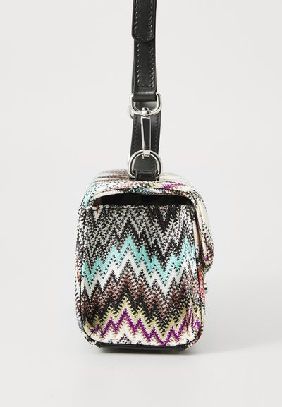 Borsa a tracolla a forma quadrata con motivo a zigzag multicolore, dotata di un manico in pelle nera e dettagli in metallo argentato.
