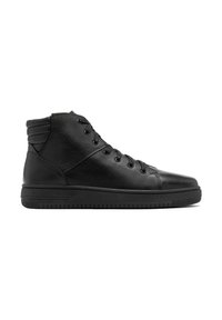 Czarne wysokie sneakersy z teksturowanej skóry i gładkimi akcentami. Posiadają okrągły sznurowany design i gumową podeszwę z poziomymi rowkami.