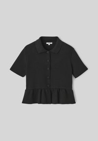 Haut noir à manches courtes en tissu doux, avec un col rabattu, une fermeture à boutons et un ourlet évasé.