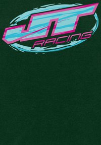 Mörkgrön T-shirt med en grafisk design som har ljusblå och rosa stiliserad text som säger "JT RACING" i ett cirkulärt format.