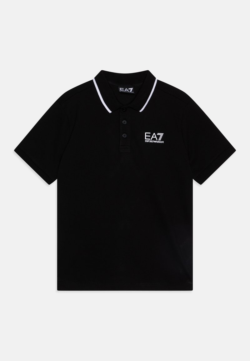 Černé polo tričko vyrobené z hladké tkaniny s bílým límcem a manžetami. Má knoflíkovou légou a logo EA7 na levé straně hrudi.