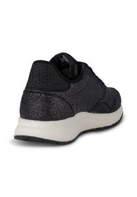 Schwarzer Sportschuh mit strukturiertem Finish, glatter Sohle, runder Form und dezentem Schlangenledermuster im Obermaterial.