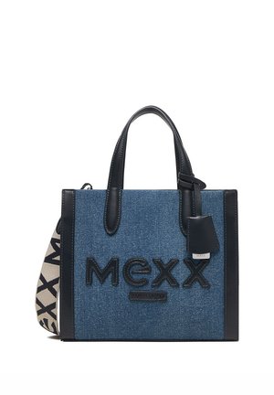 Bolso tote de mezclilla azul y piel negra con el logo negro de MEXX y una correa de hombro de tela beige con texto negro de MEXX.