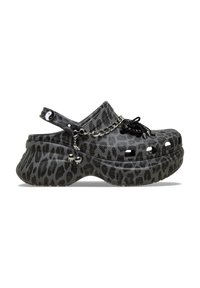 Schwarze Clogs mit Leopardenmuster und robuster Sohle, mit einer Kettenapplikation, Schnürdetails und dekorativen Charms an der Seite.
