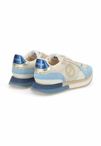 Sneaker mit einem Obermaterial aus beigem Canvas, blauen Wildlederakzenten, goldenen Akzenten und einer blauen Gummisohle mit geschichteten Designs. Branding an der Ferse.