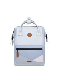 Zaino azzurro chiaro e bianco con design geometrico, tessuto testurizzato, maniglia superiore e tasca frontale con zip; dettaglio in pelle con logo.