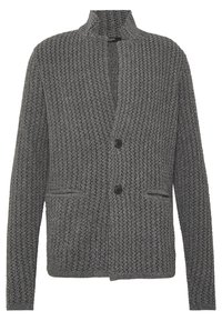 Szary sweter na drutach z fakturowanym wzorem, stojącym kołnierzem, dwoma przednimi kieszeniami oraz dwoma czarnymi guzikami do zapięcia.