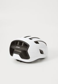 Weißer Fahrradhelm mit schwarzem Innenleben, aerodynamischem Design, großen Belüftungsöffnungen und dem markanten Logo "POC".