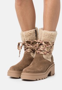 Tamaris Stivaletti con plateau - taupe
