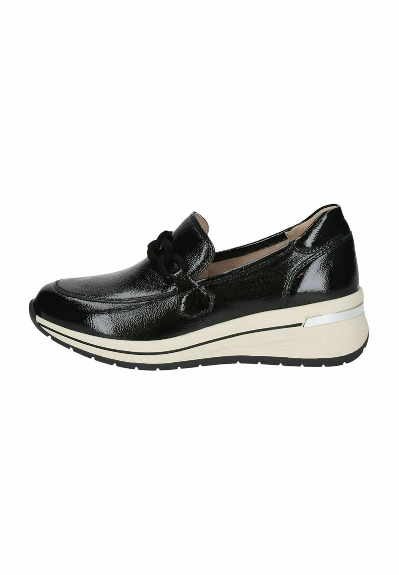 Pantofii slip-on din piele lacuită neagră au vârful rotund, o fundă decorativă și o talpă din spumă albă căptușită. Partea superioară texturată și talpa din cauciuc.