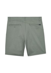 Shorts hommes gris-vert avec deux poches arrière, dont une boutonnée, et une petite étiquette de marque noire sur la poche droite.