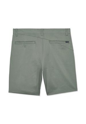 Shorts hommes gris-vert avec deux poches arrière, dont une boutonnée, et une petite étiquette de marque noire sur la poche droite.