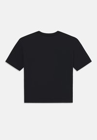 Camiseta de algodón de manga corta negra. Cuello redondo, diseño sencillo y corte relajado. Sin marcas ni patrones visibles.
