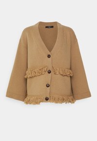 Cardigan beige en maille avec encolure en V, manches oversize, deux poches avant avec détails en franges et quatre boutons marron sur le devant.