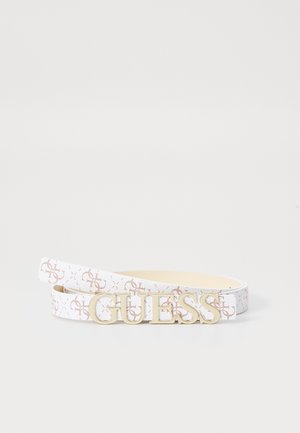 Witte leren riem met roze GUESS-logo's, voorzien van een gouden metalen gesp met de tekst "GUESS" op een effen witte achtergrond.