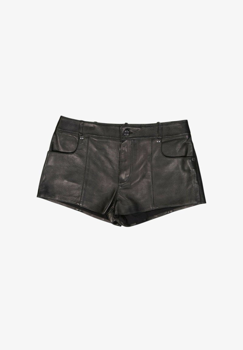 Short en cuir noir avec bouton sur le devant, fermeture éclair, passants de ceinture et deux poches avant, posé à plat sur un fond blanc.